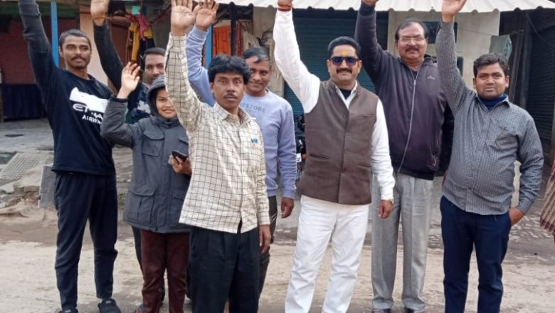 भदोही।मोढ़ बाजार में बाजार वासियो ने पानी निकासी के लिए नाली न बनाये जाने पर किया प्रदर्शन।