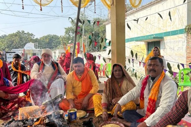 आजमगढ़।पठखौली में गूंजी रामायण की चौपाइयां, हवन से सुवासित हुआ गांव,राम काज में हाथ बंटाने की लगी होड़ 