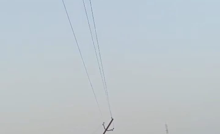 आजमगढ़।बिजली का खंभा दे रहा है दुर्घटना को दावत, कभी भी हो सकता है बड़ा हादसा ।