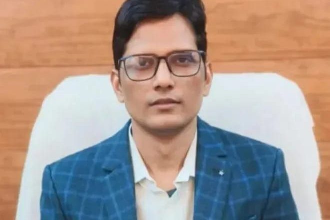 बलिया।प्राथमिक विद्यालय दत्तपुर के प्रभारी प्रधानाध्यापक शशिकान्त गौतम निलंबित, कूटरचित फोटो के गंभीर आरोप 