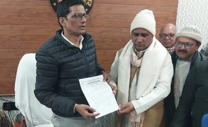 बलिया।उत्तर प्रदेशीय प्राथमिक शिक्षक संघ ने बीएसए को सौंपा ज्ञापन, वरिष्ठता सूची में सुधार की मांग