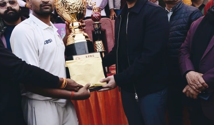 भदोही।मोढ़ चैंपियनशिप T20:शशांक मिश्रा क्रिकेट क्लब भदोही बना चैंपियन