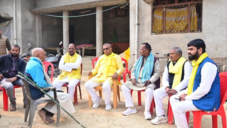 आजमगढ़।आईटीबीपी इंस्पेक्टर के घर पहुंचे मंत्री ओमप्रकाश राजभर, परिजनों से की मुलाकात