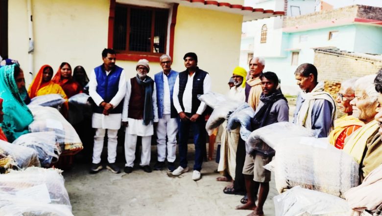 बलिया।असहायों को मिला कंबल, समाजसेवी धर्मराज सिंह ने किया वितरण
