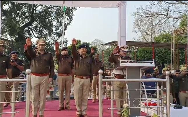 बदायूँ।पुलिस कर्मियों को राष्ट्रीय मतदाता दिवस के अवसर पर दिलायी गई शपथ 