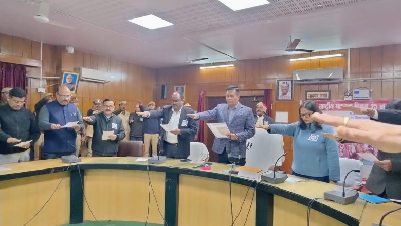 आजमगढ़।मण्डलायुक्त ने 16वें राष्ट्रीय मतदाता दिवस पर अनिवार्य मतदान की दिलायी शपथ