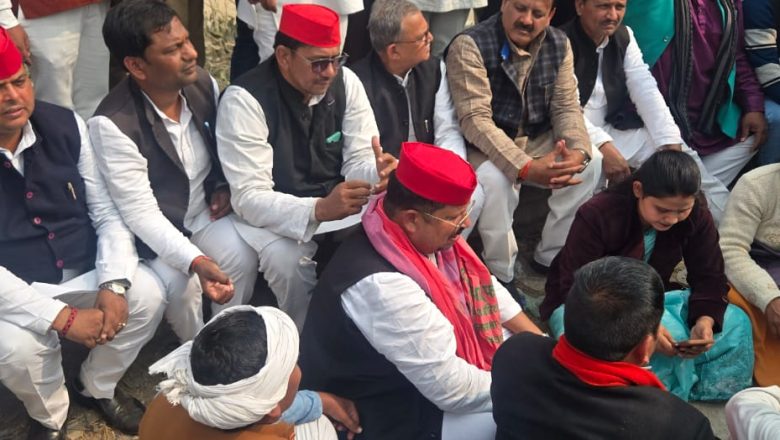 बलिया।वाराणसी जा रहे समाजवादी पार्टी के प्रतिनिधिमंडल को पुलिस द्वारा रोके जाने की समाजवादी पार्टी ने की तीखी निंदा