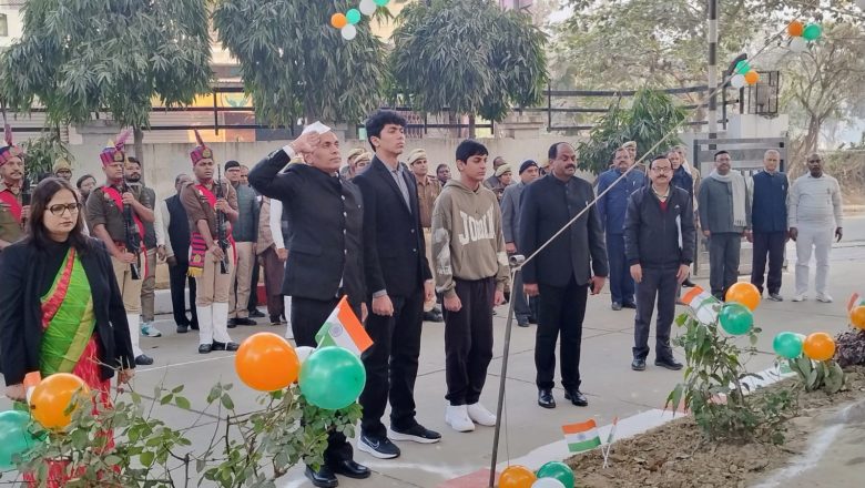 आजमगढ़।77वॉं गणतन्त्र दिवस: मण्डलायुक्त ने कार्यालय भवन पर किया ध्वजारोहण