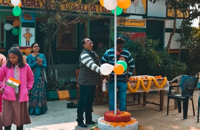 बलिया।लोहरईया के प्राथमिक विद्यालय में हर्षोल्लास के साथ मनाया 77वां गणतंत्र दिवस