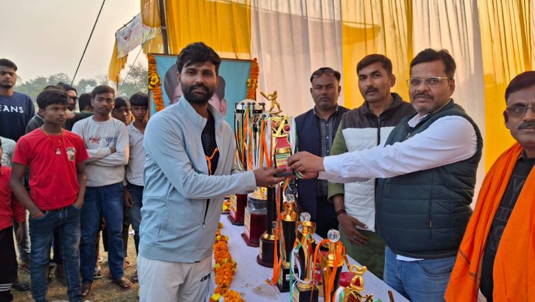 बलिया।27वें शिवकुमार सिंह राज्य स्तरीय स्मृति क्रिकेट प्रतियोगिता में बलिया ने सिवान को 64 रनों से हराकर लगातार दूसरी बार फाइनल में जगह बनाई