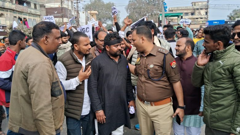 आजमगढ़।यूजीसी के नए नियम के खिलाफ सड़को पर उमड़ा स्वर्णों का हुजूम