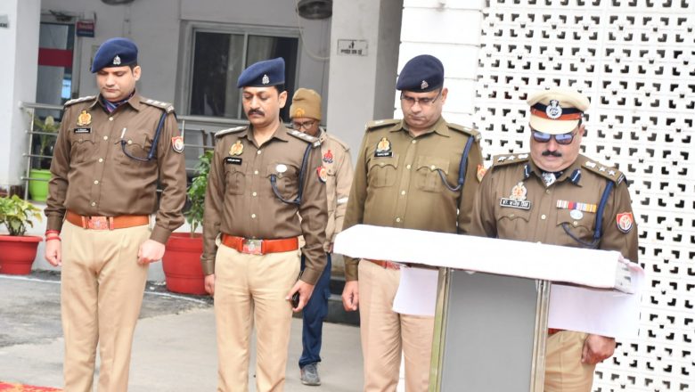 बदायूँ।शहीदों की स्मृति में पुलिस कार्यालय पर मौन धारण किया