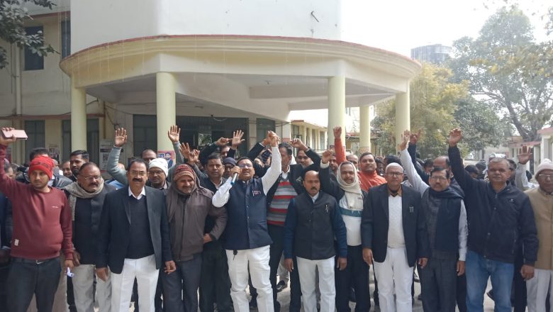 आजमगढ़।निजामाबाद में भ्रष्टाचार को लेकर अधिवक्ता न्यायिक कार्य से रहे विरत, किया प्रदर्शन 