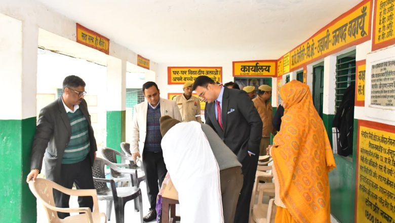 बदायूँ।विशेष अभियान दिवस पर डीईओ ने किया मतदान केन्द्रों का निरीक्षण