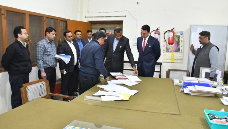 बदायूँ।मंडलायुक्त ने किया कलेक्ट्रेट का निरीक्षण