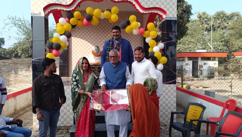 सिमरी बख्तियारपुर: प्रथम विधायक जियालाल मंडल की पुण्यतिथि पर ‘स्टेच्यू ऑफ पॉवर’ पर जुटी भीड़, जरूरतमंदों के बीच बांटे गए वस्त्र