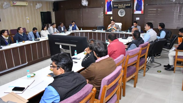 बदायूँ ।डीएम ने की विकास व निर्माण कार्यां की समीक्षा