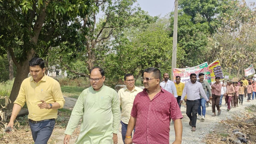 बलिया।न्याय पंचायत गोपालपुर में ‘स्कूल चलो अभियान’ की भव्य रैली: बीईओ हिमांशु सिंह ने बच्चों को दिया आशीर्वाद