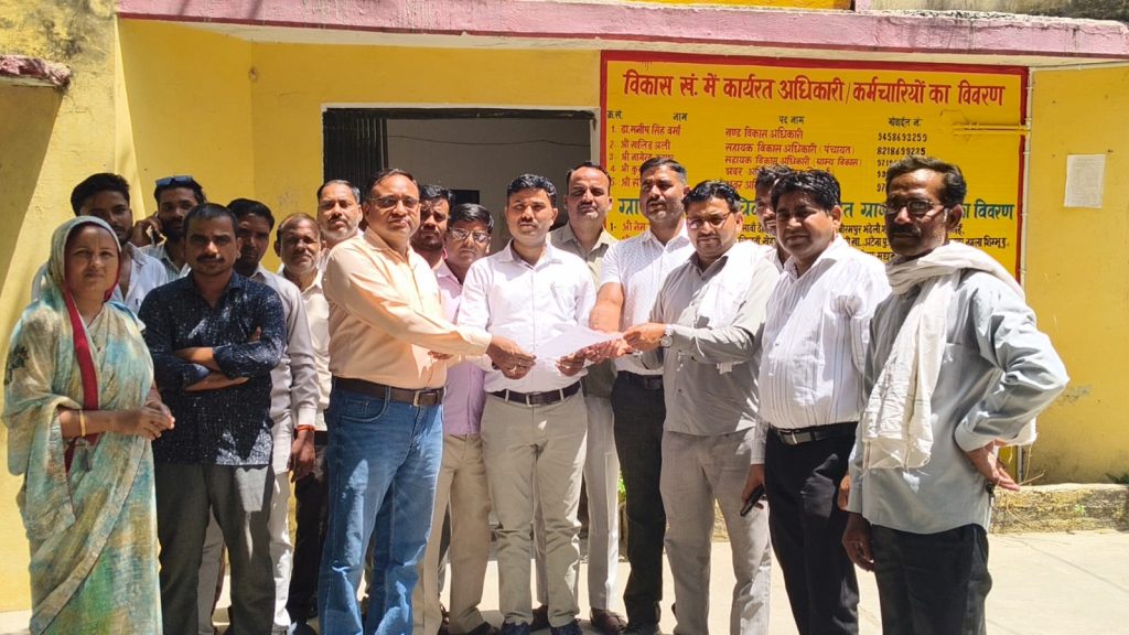 बदायूँ जनपद के उसावां ब्लॉक में ग्राम रोजगार सेवकों ने की अनिश्चितकालीन हड़ताल 