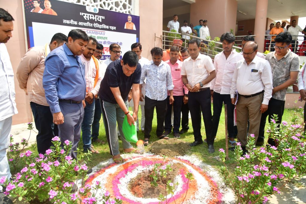 मऊ/ लखनऊ।विश्व धरोहर दिवस पर मऊ में मंत्री ने किया पौधारोपण, दिया पर्यावरण संरक्षण का संदेश