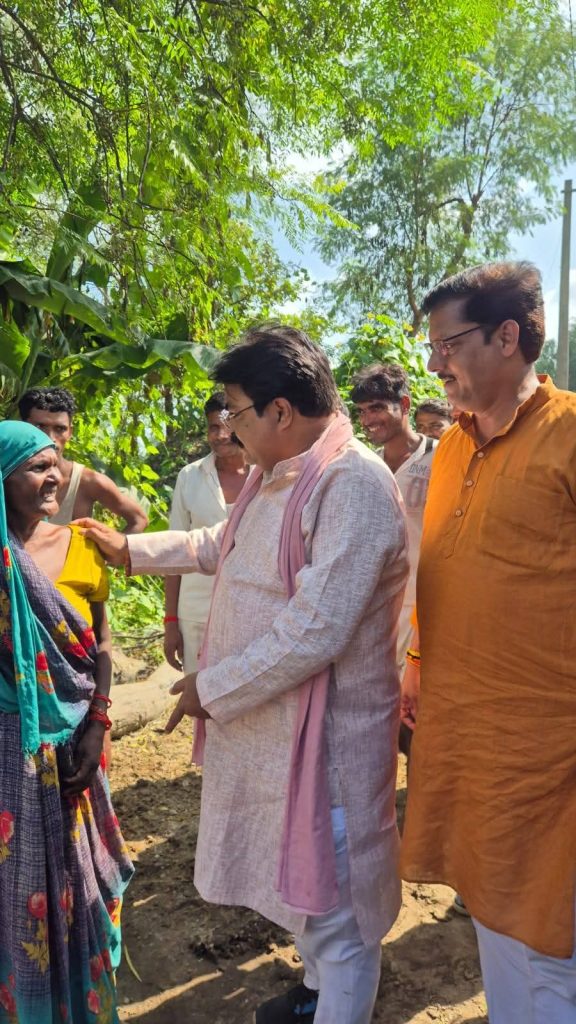 बदायूँ।बाढ़ प्रभावित गांवों में पहुंचे दिनेश कुमार सिंह, पीड़ितों को मदद का भरोसा