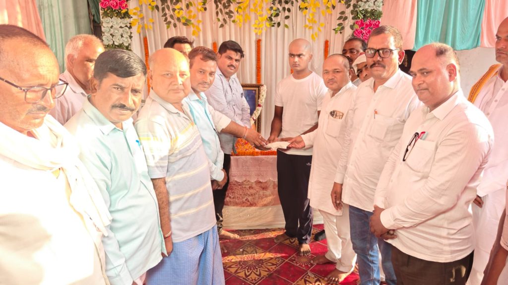 बलिया।तेरहवीं पर परिचारक शिव कुमार सिंह को श्रद्धांजलि, शिक्षक संघों ने परिवार को दिया 25,500 रुपये का सहयोग