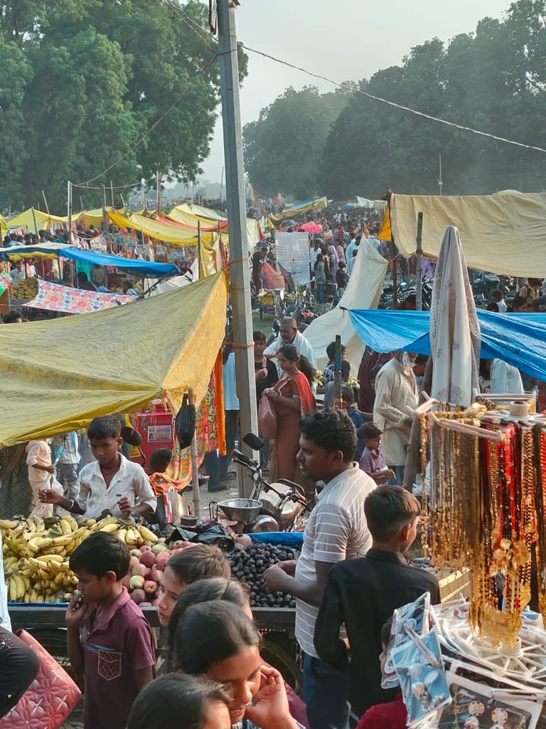 भदोही।गड़ौरा के ऐतिहासिक मेले में उमड़ी श्रद्धालुओं की भारी भीड़।