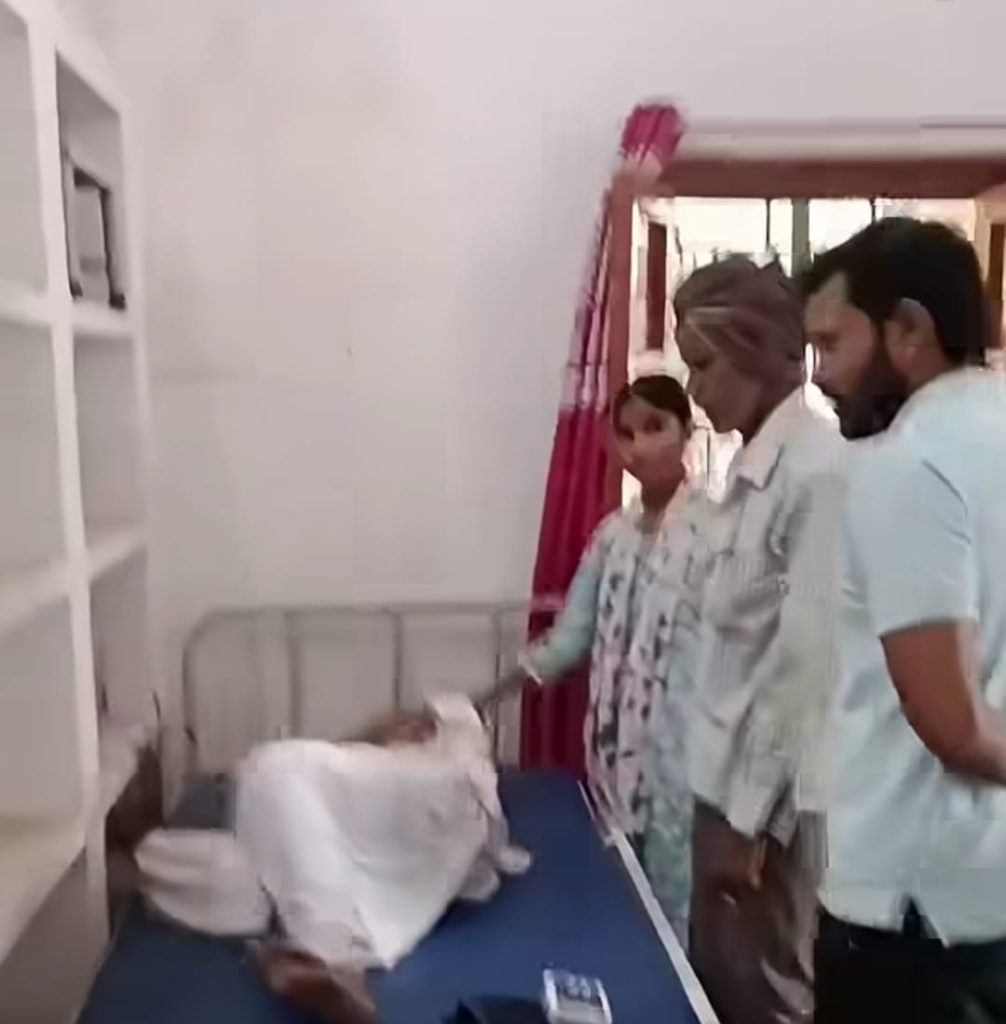 बलिया।नगरा PHC में छात्रा को डेढ़ घंटे तक नहीं मिला उपचार, ऑक्सीजन सिलेंडर भी खाली मिला